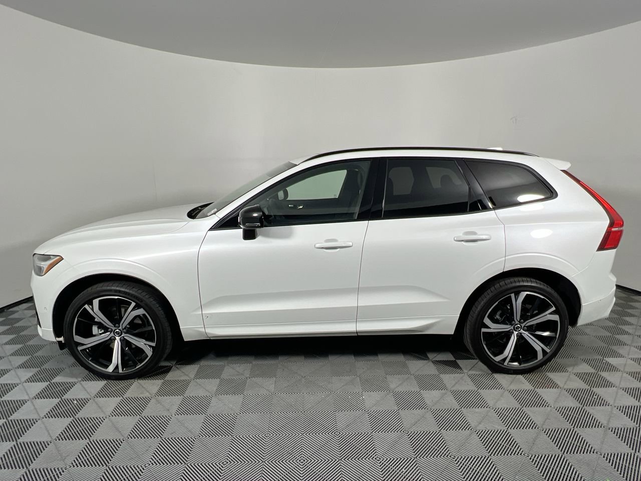 Used 2023 Volvo XC60 B5 Ultimate w/ Protection Package Premier FWD image 6