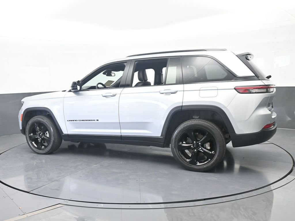 Used 2023 Jeep Grand Cherokee Altitude AWD/4WD image 7