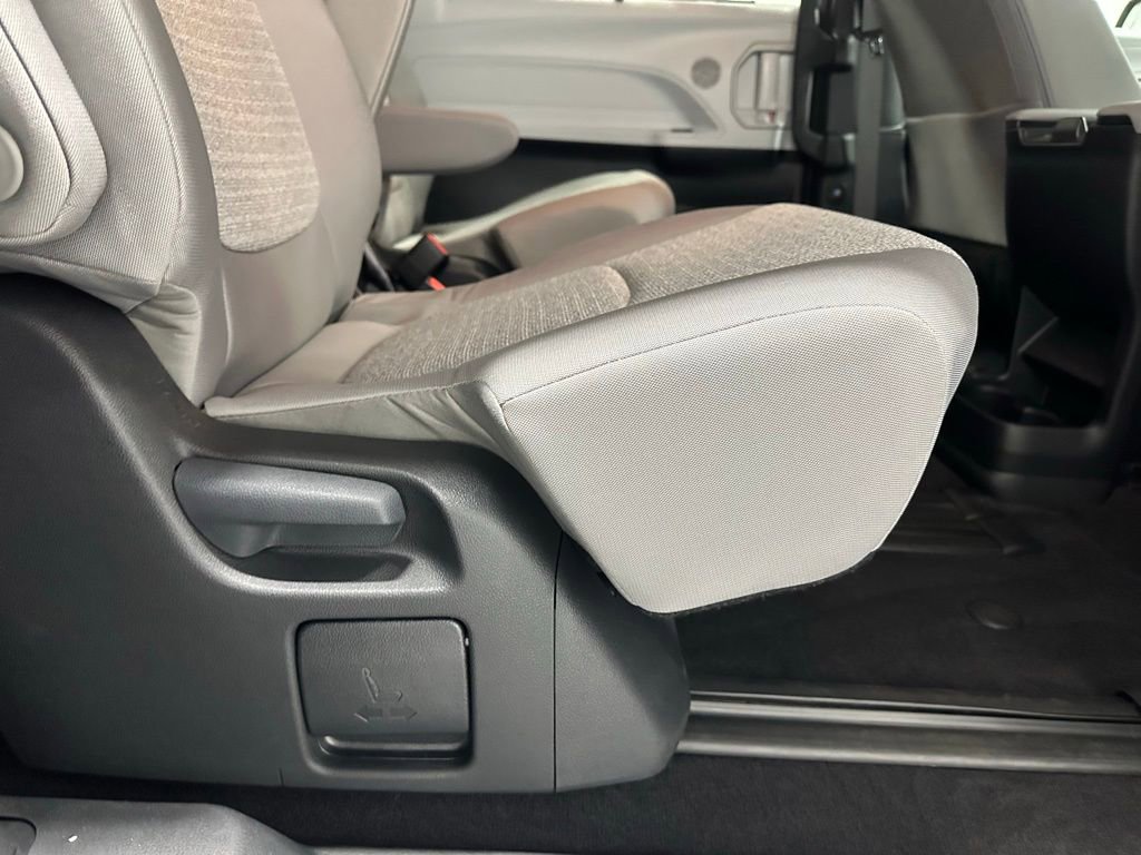 Used 2025 Toyota Sienna LE image 56