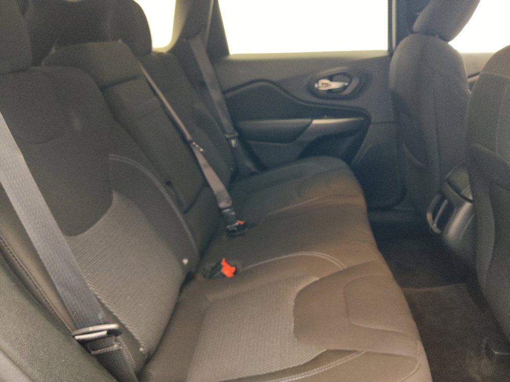 Used 2019 Jeep Cherokee Latitude w/ Popular Appearance Group AWD/4WD image 19