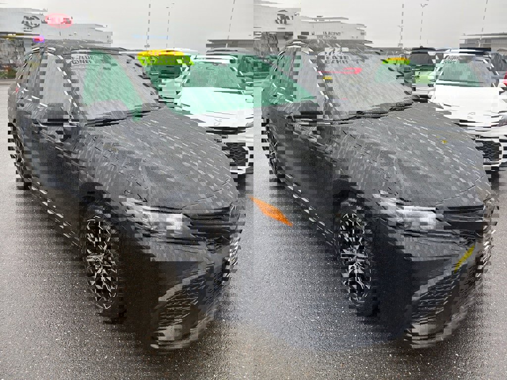 Used 2023 Toyota Camry SE image 3