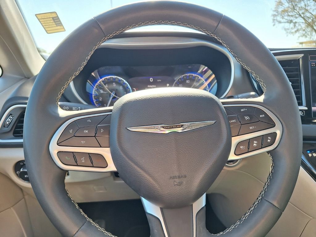 Used 2023 Chrysler Pacifica Touring-L image 18