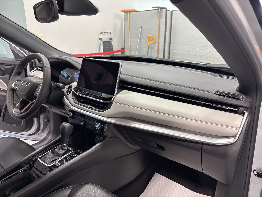 Used 2025 Jeep Compass Limited image 16