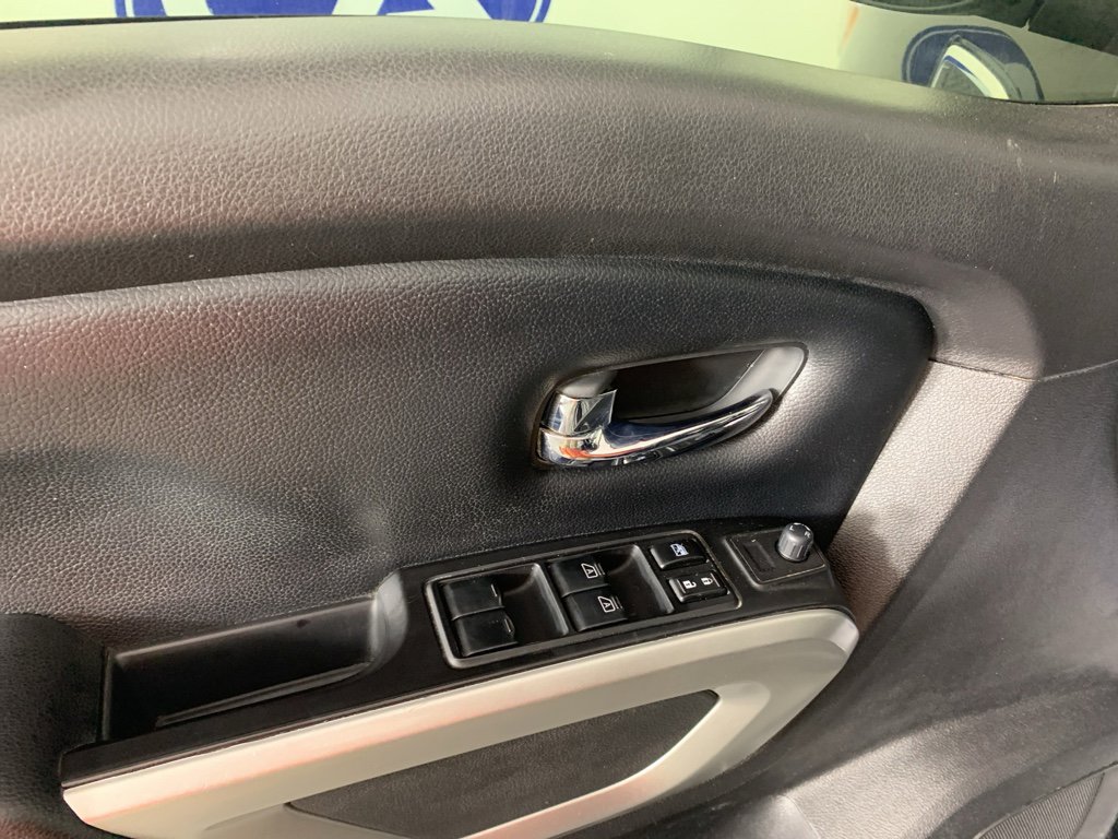 Used 2017 Nissan Titan SV image 15