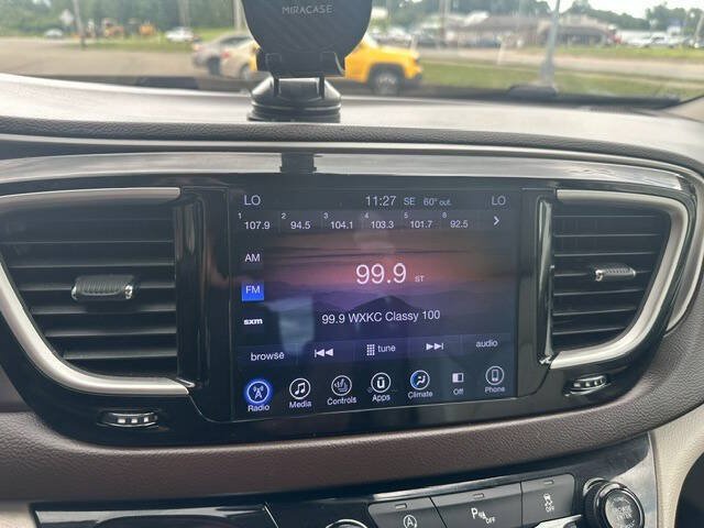 Used 2017 Chrysler Pacifica Touring-L FWD image 19