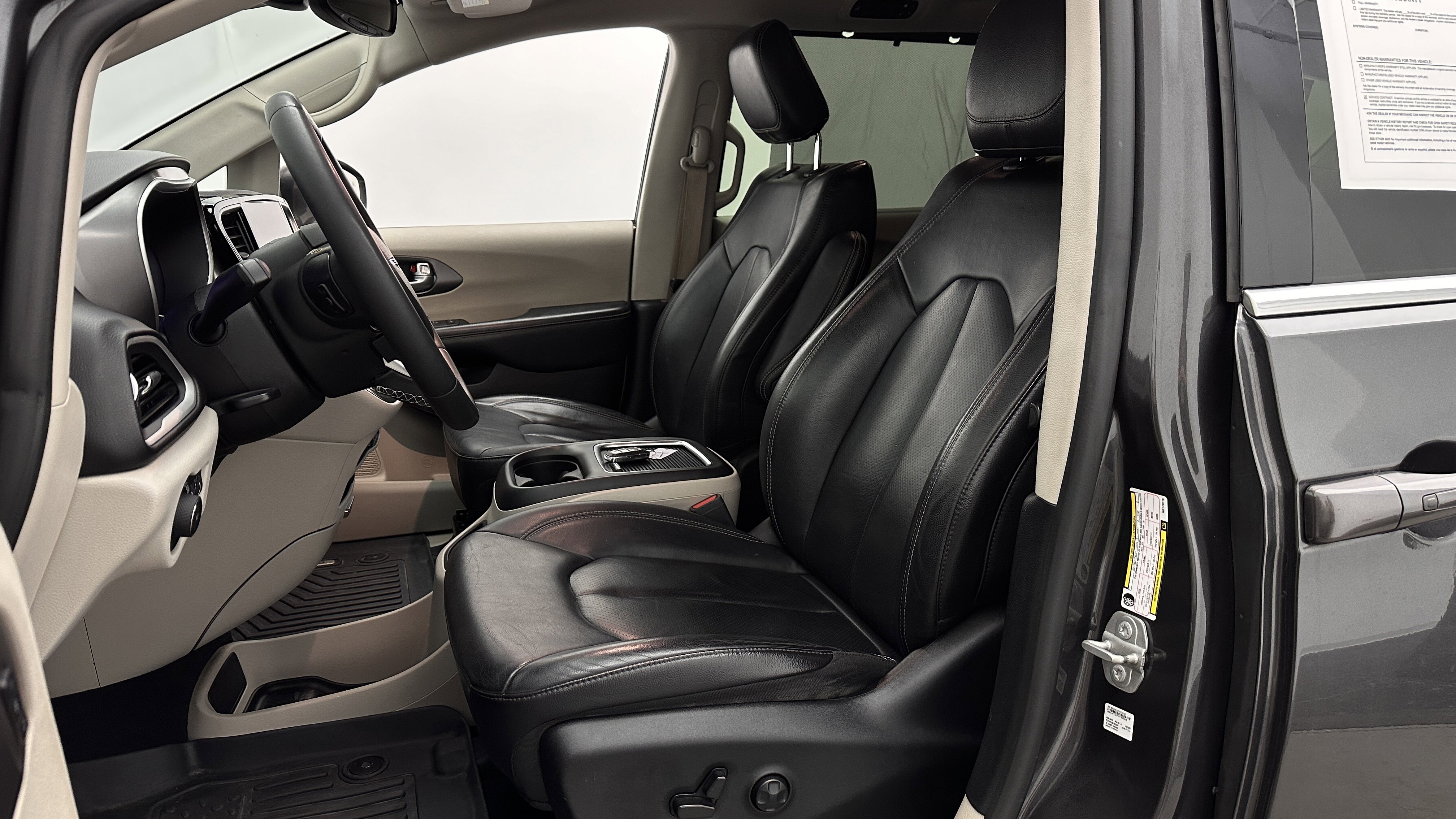 Used 2022 Chrysler Pacifica Touring-L FWD image 14