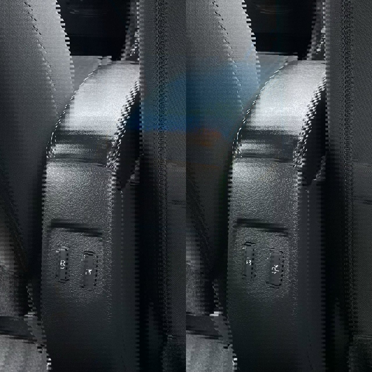 Used 2023 Nissan Kicks SV image 25