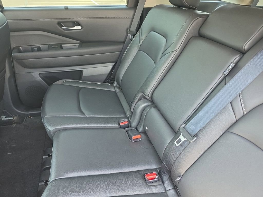 Used 2025 Nissan Pathfinder SL FWD image 18