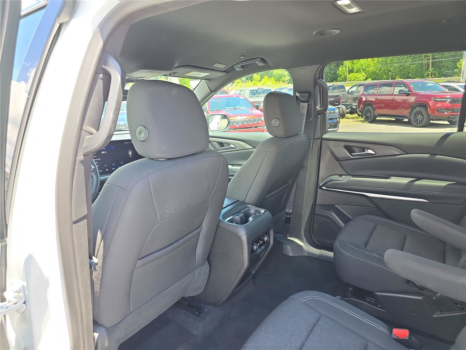 Used 2025 Chevrolet Traverse LT FWD image 16