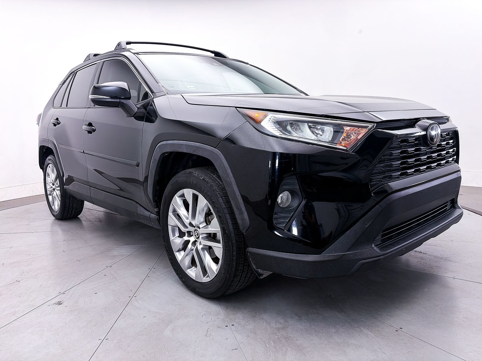 Used 2019 Toyota RAV4 XLE Premium w/ Carpet Mat Package FWD image 9