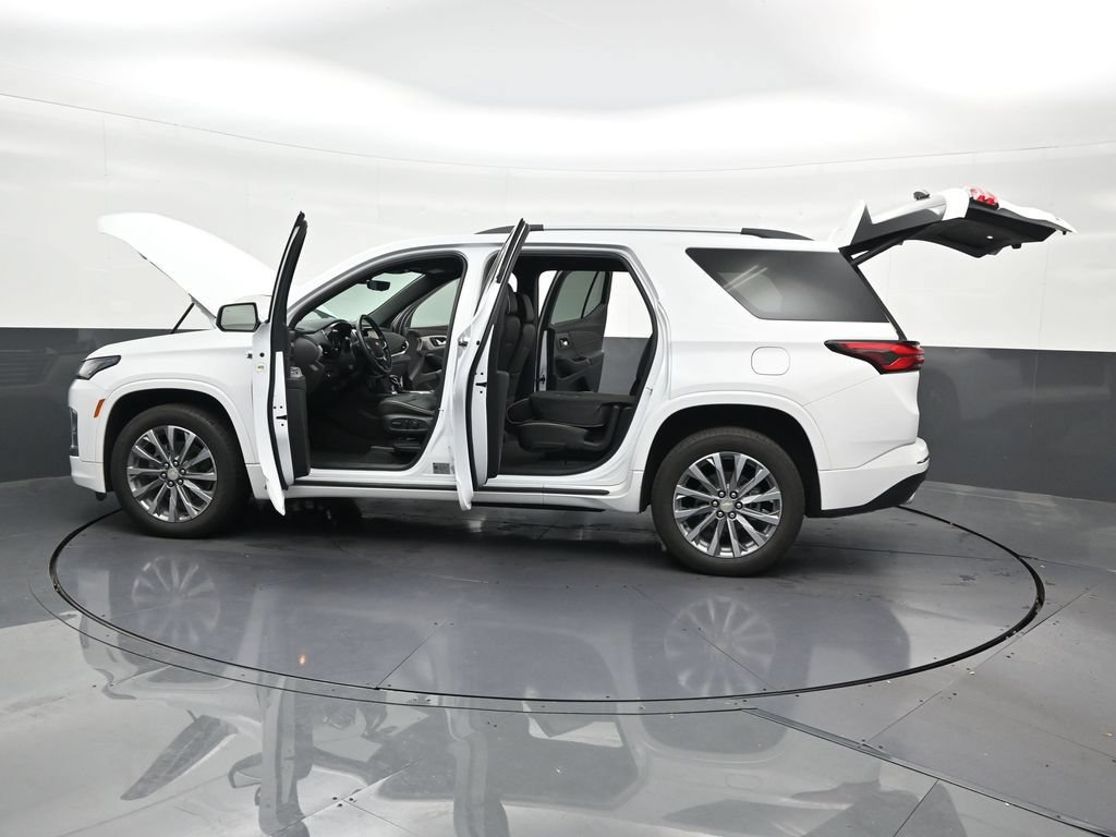 Used 2023 Chevrolet Traverse Premier FWD image 34
