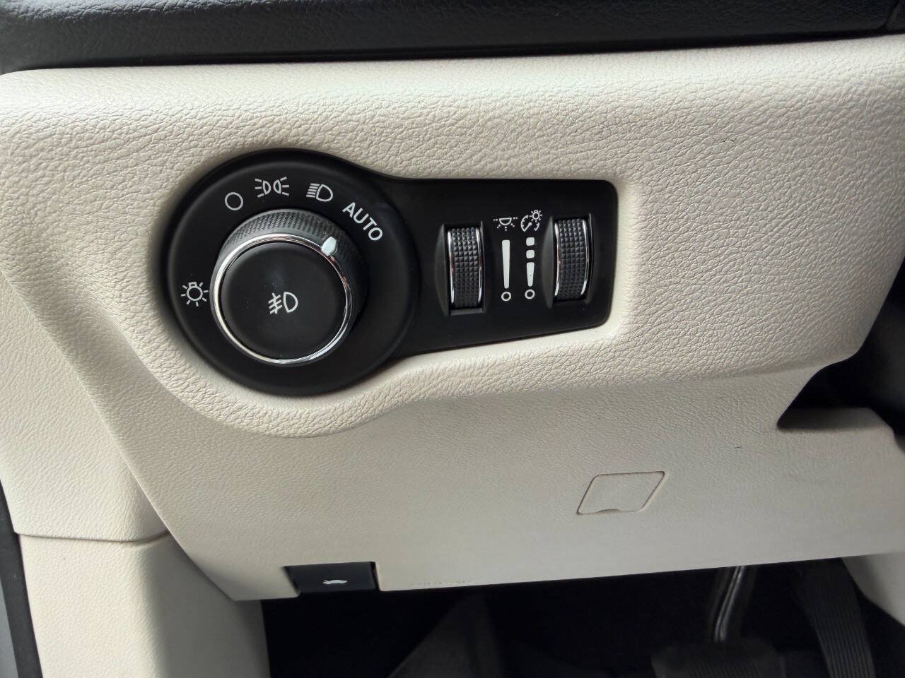 Used 2017 Chrysler Pacifica Touring-L FWD image 18