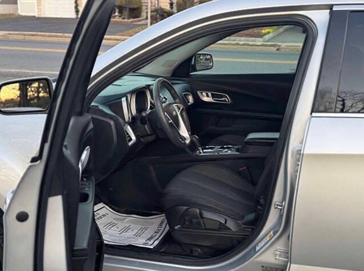 Used 2017 Chevrolet Equinox LT FWD image 8