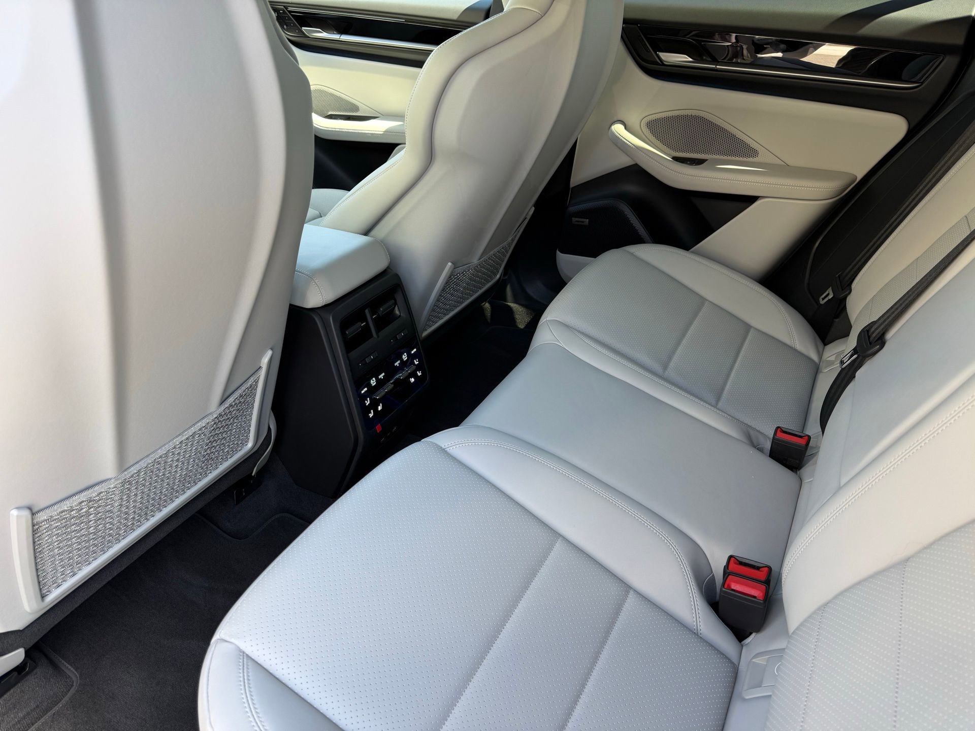 New 2026 Porsche Macan 4S Electric AWD/4WD image 31