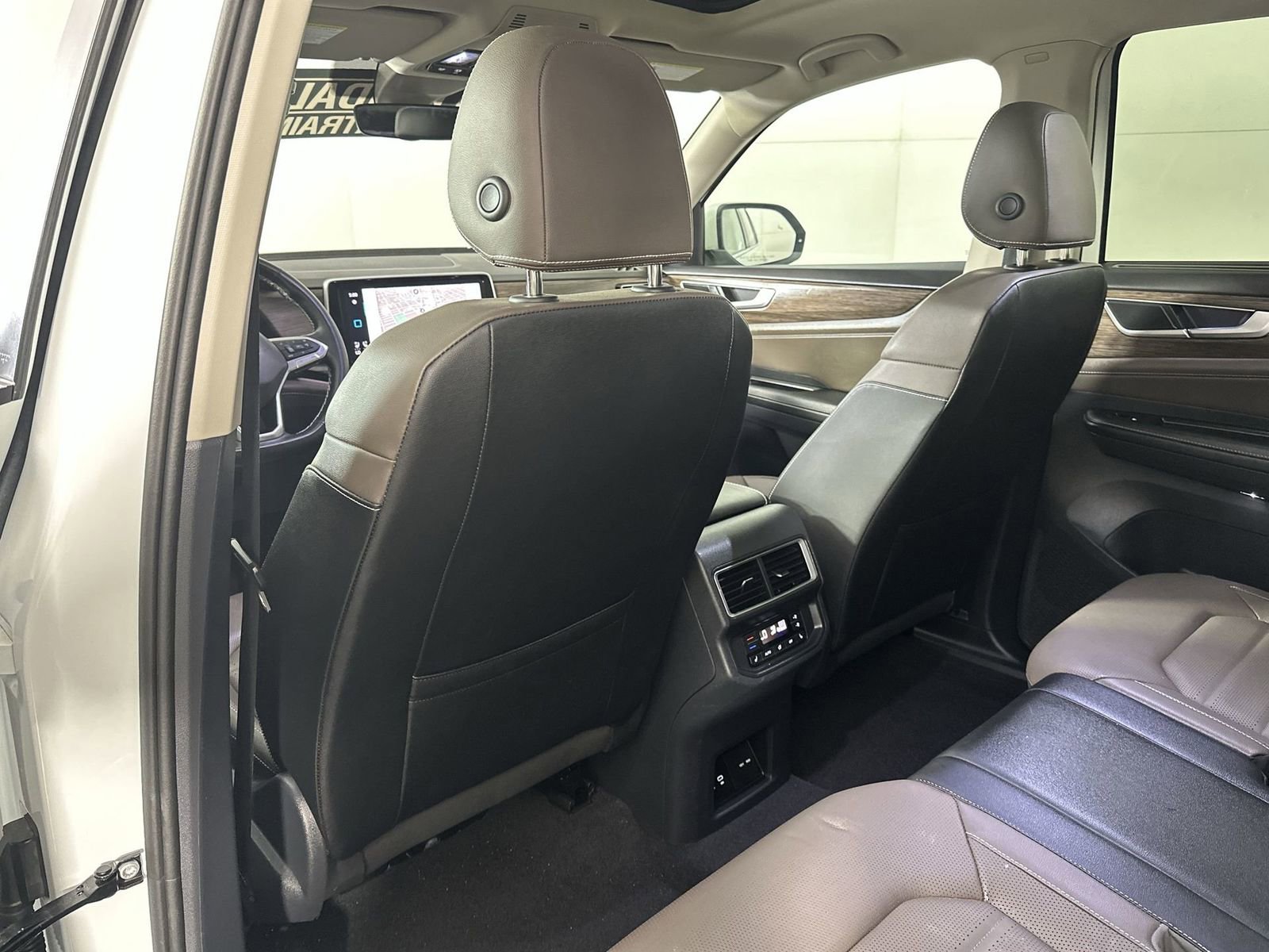 Used 2025 Volkswagen Atlas SEL AWD/4WD image 24