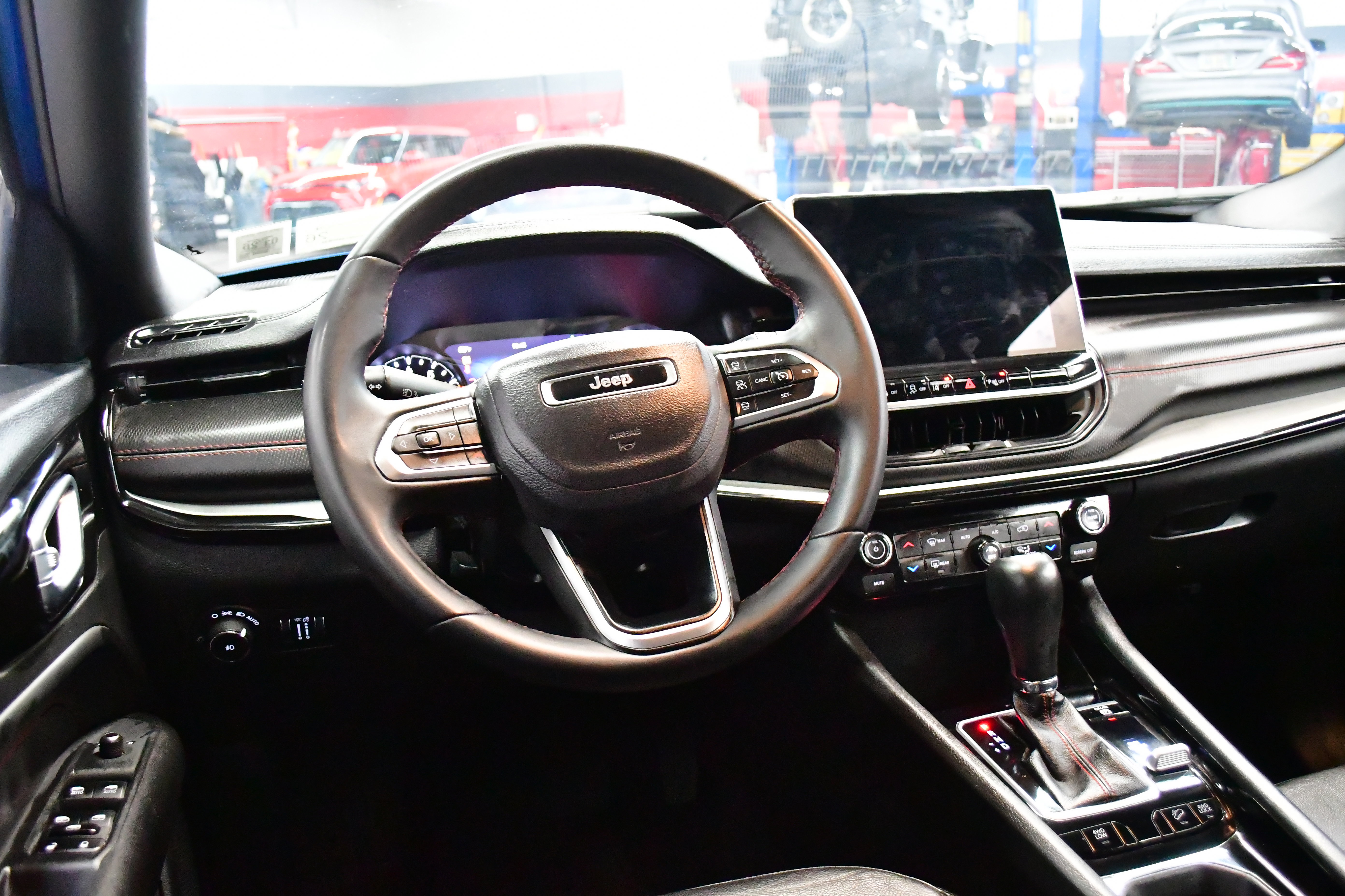 Used 2025 Jeep Compass Trailhawk image 9