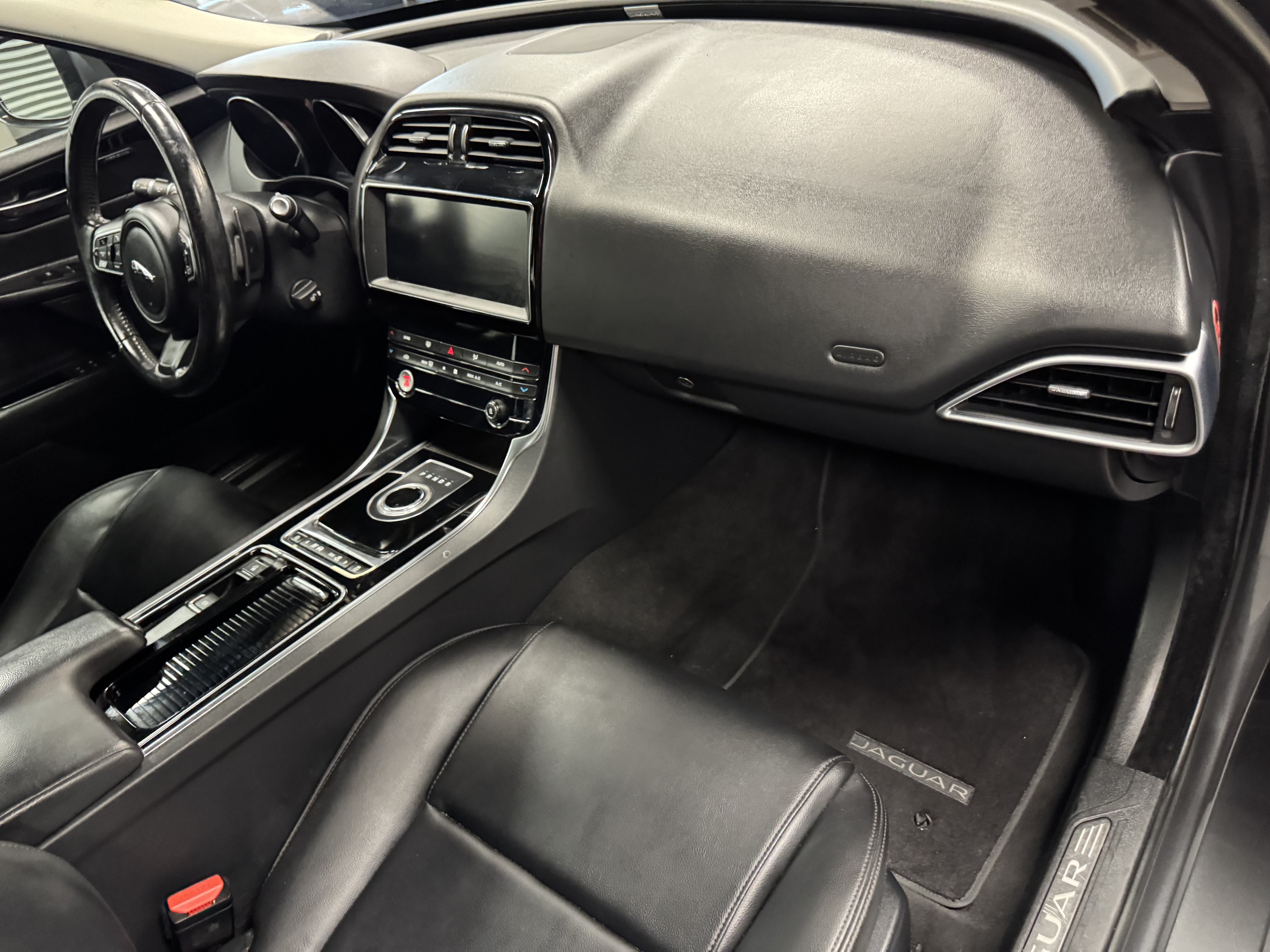 Used 2019 Jaguar XE Premium RWD image 12