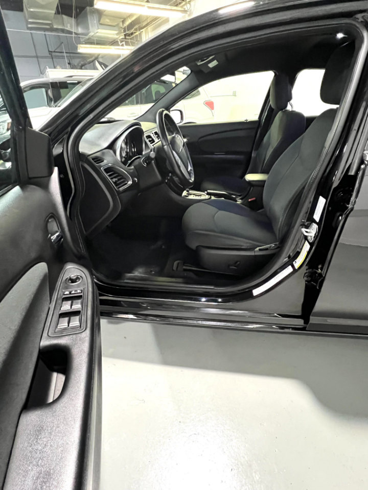 Used 2012 Chrysler 200 Touring image 4