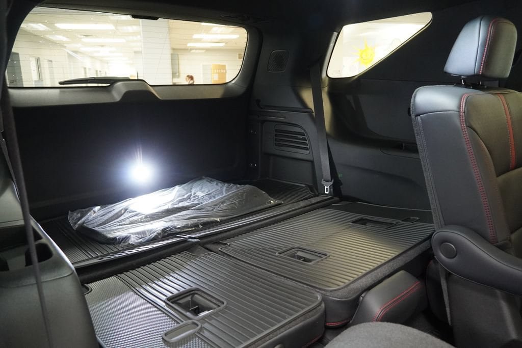 New 2026 Chevrolet Traverse RS w/ LPO, Floor Liner Package AWD/4WD image 36