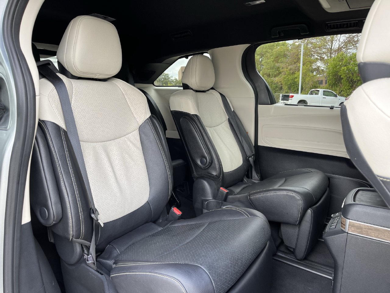 Used 2025 Toyota Sienna Platinum FWD image 27