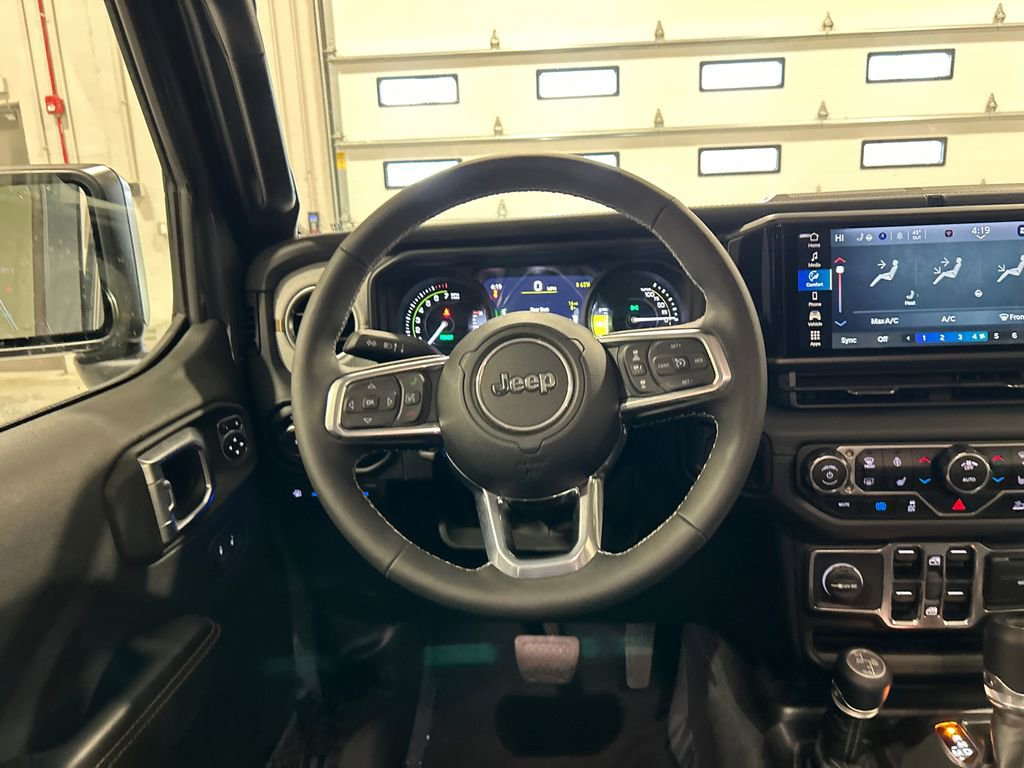 Used 2025 Jeep Wrangler Unlimited Sahara AWD/4WD image 28