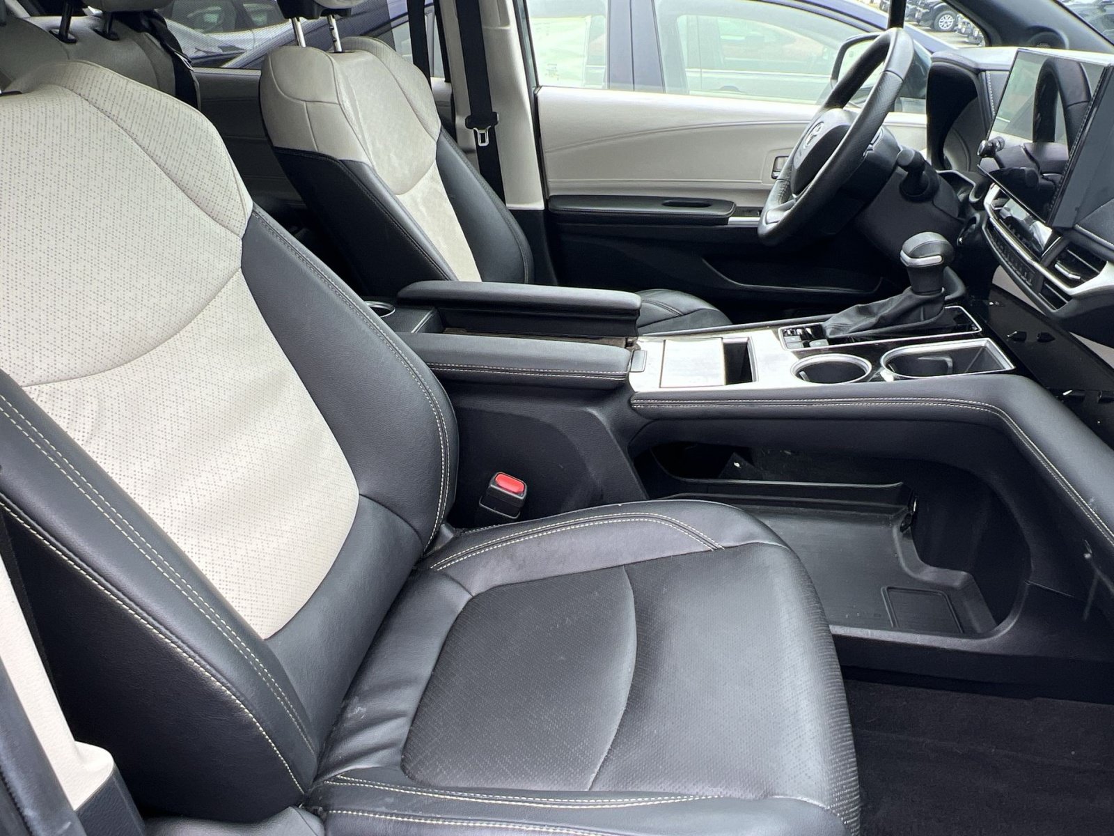 Used 2025 Toyota Sienna Platinum AWD/4WD image 25