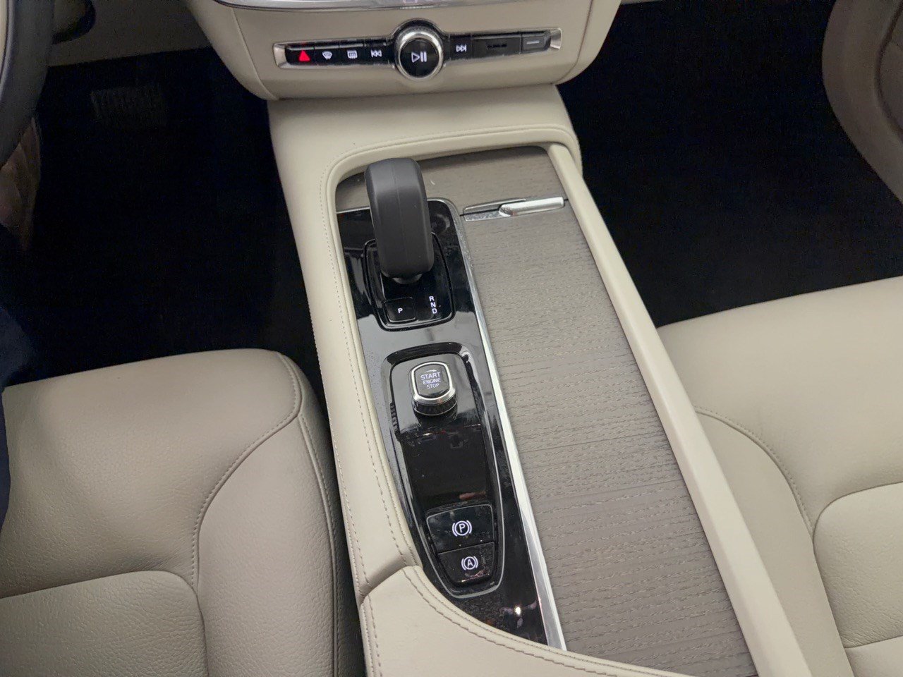 Used 2025 Volvo S90 B6 Plus AWD/4WD image 22