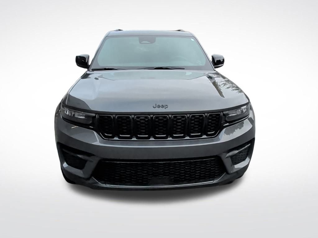 Used 2025 Jeep Grand Cherokee Altitude image 8