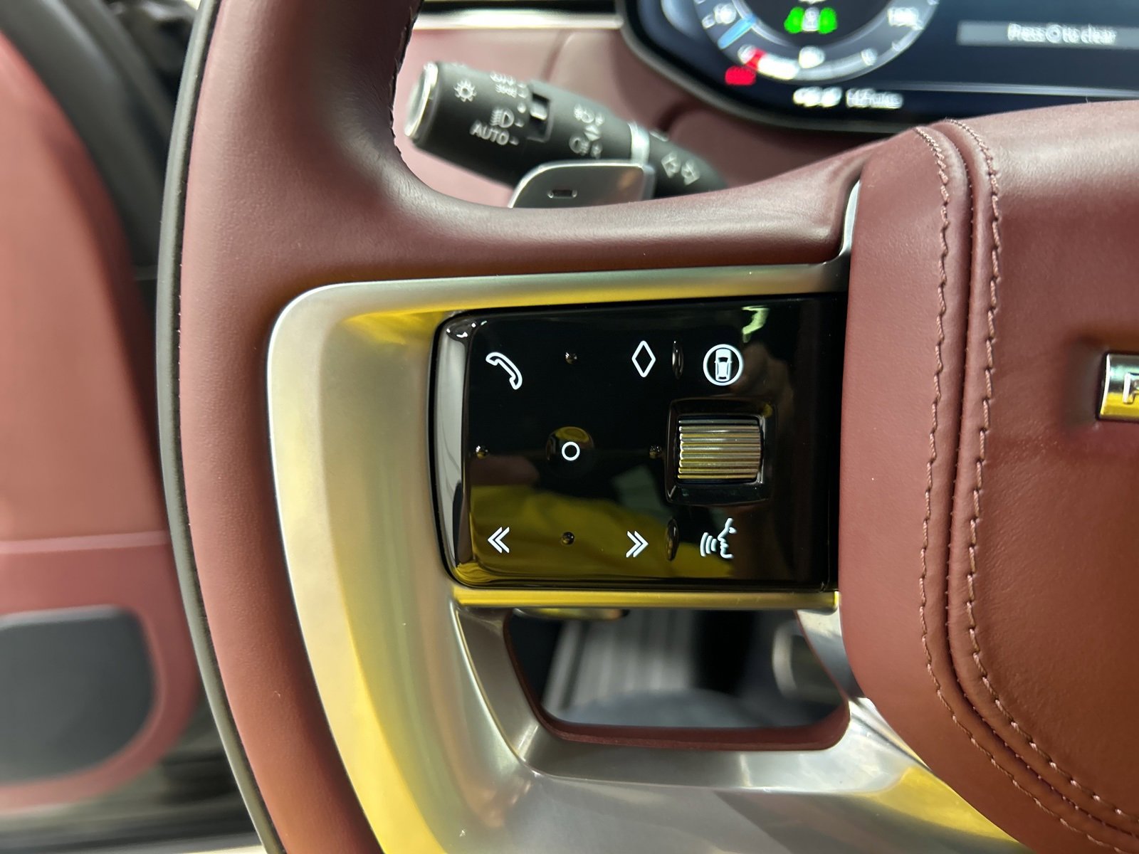 Used 2025 Land Rover Range Rover SE image 39