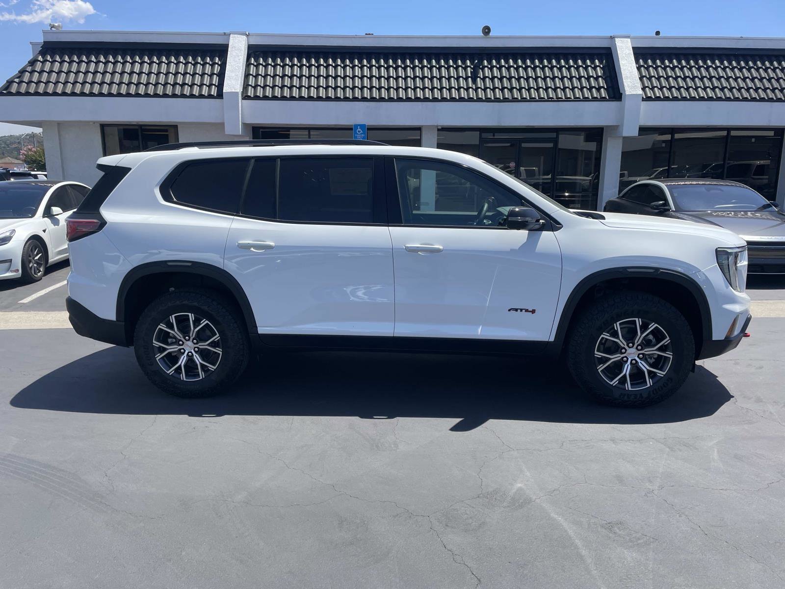 New 2026 GMC Acadia AT4 w/ Luxury Package AWD/4WD image 4