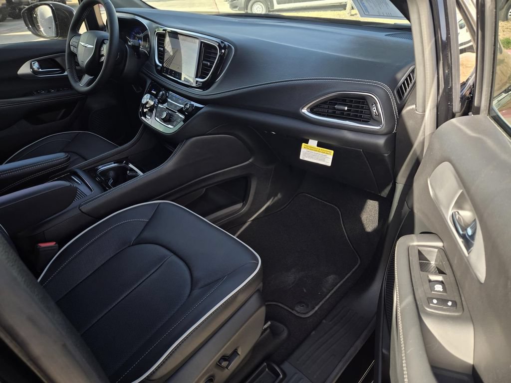 New 2026 Chrysler Pacifica Limited w/ S Appearance Package FWD image 8
