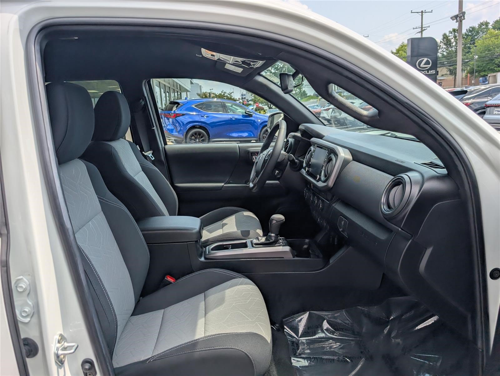 Used 2023 Toyota Tacoma TRD Off-Road w/ Technology Package AWD/4WD image 11