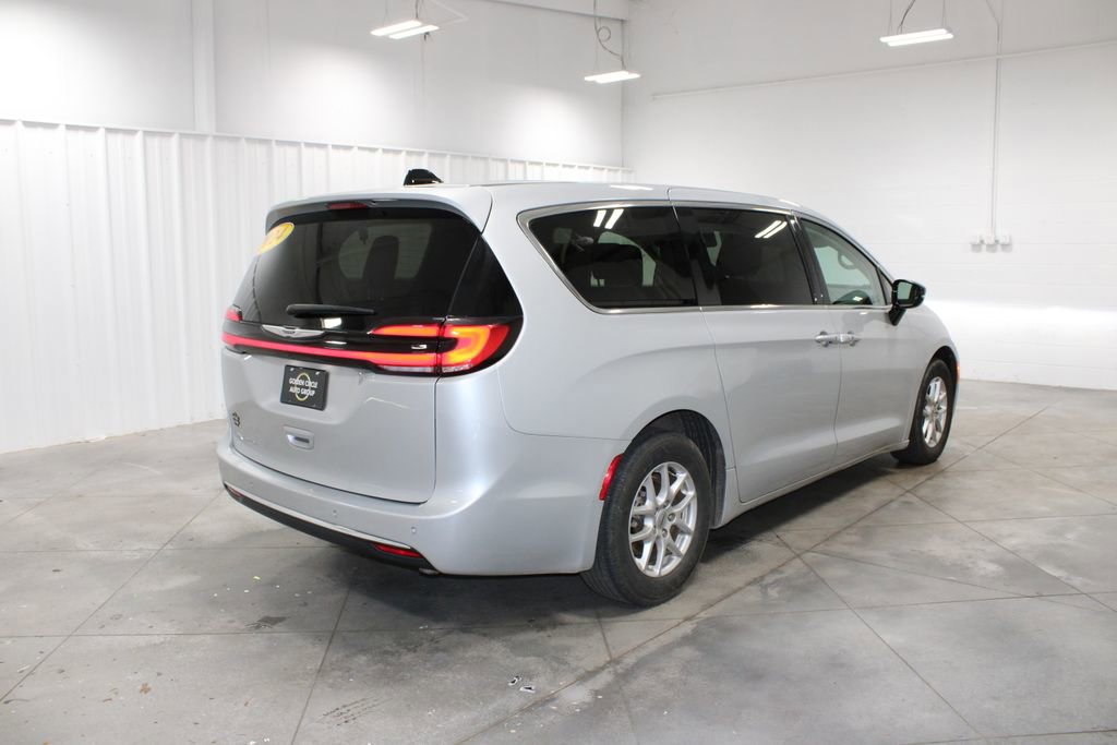 Used 2024 Chrysler Pacifica Touring-L image 9