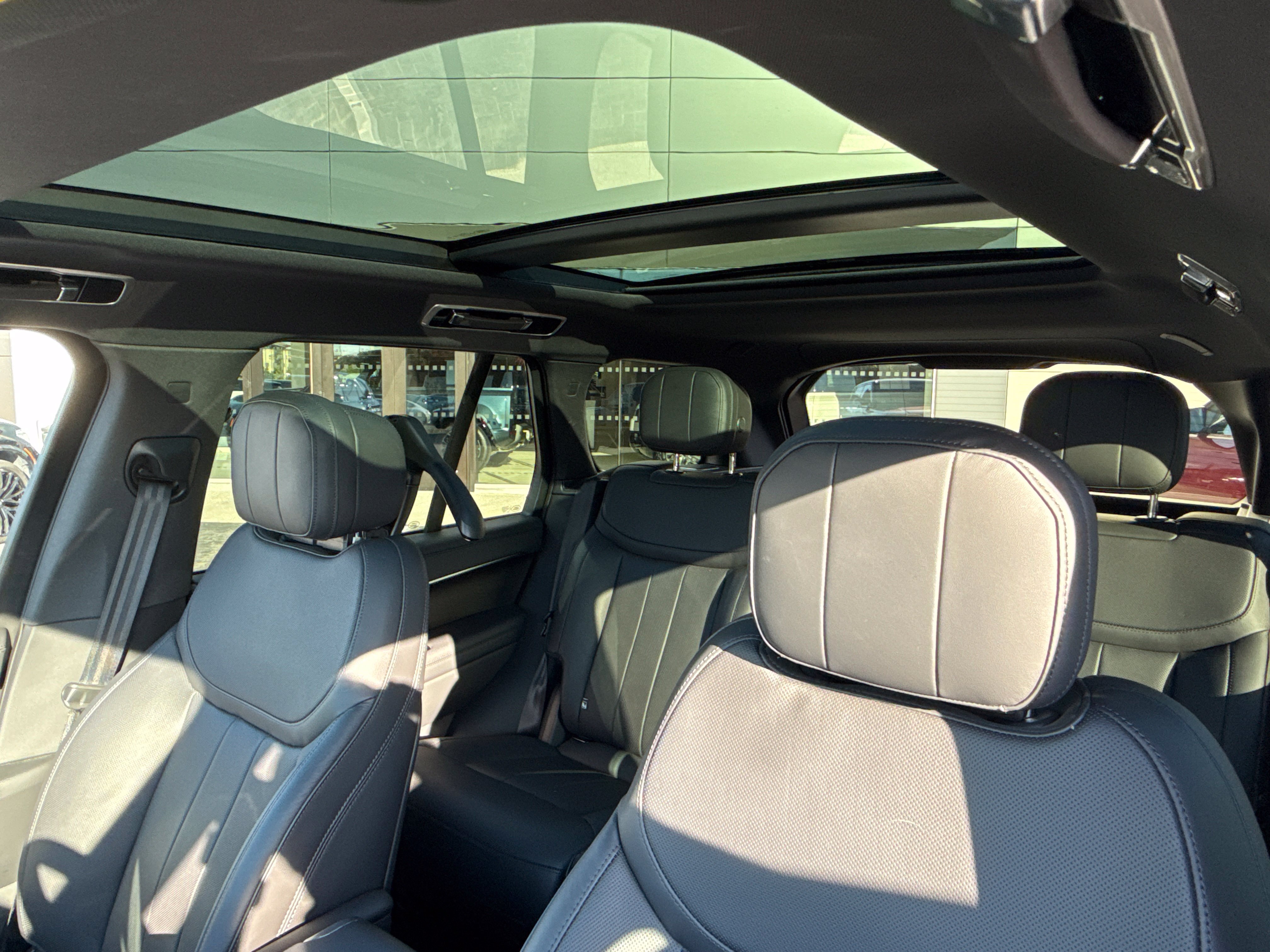Used 2026 Land Rover Range Rover SE AWD/4WD image 11