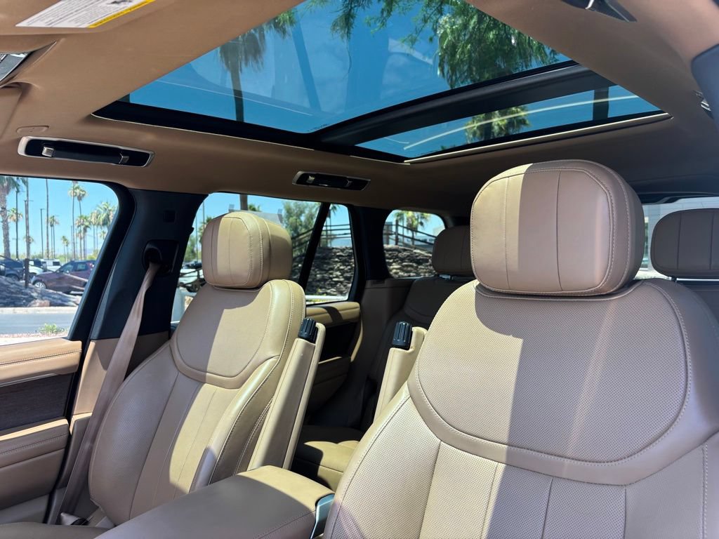 Used 2025 Land Rover Range Rover SE AWD/4WD image 3