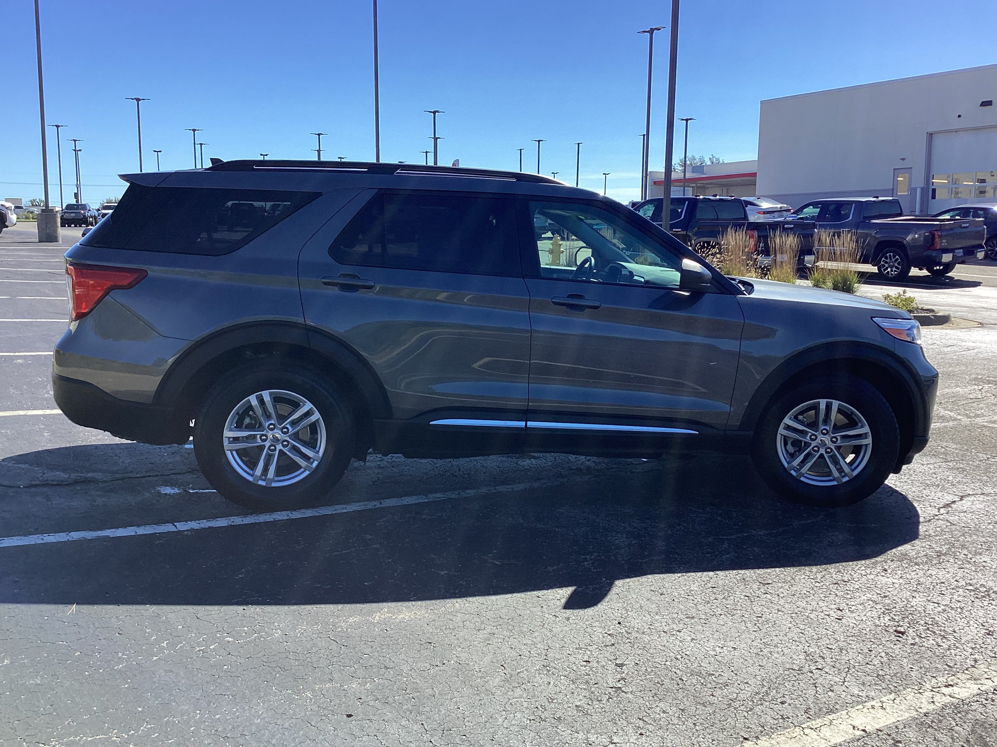 Used 2023 Ford Explorer XLT w/ Equipment Group 202A AWD/4WD image 1