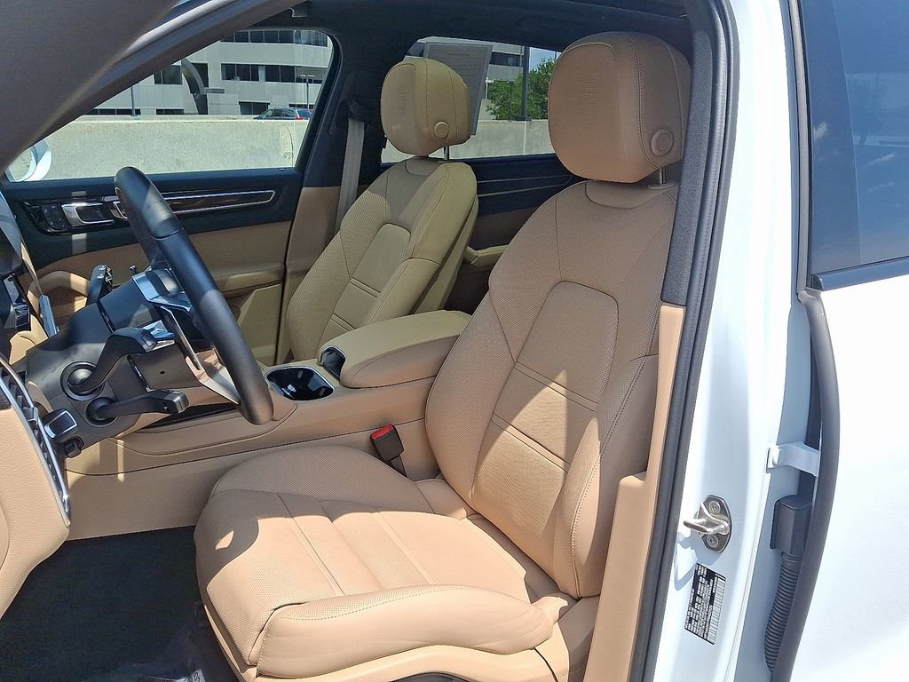 Certified 2023 Porsche Cayenne Platinum Edition image 5