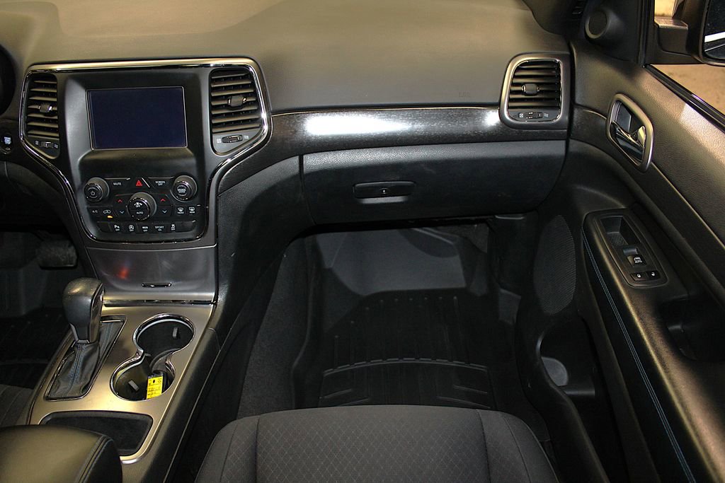 Used 2018 Jeep Grand Cherokee Laredo AWD/4WD image 34