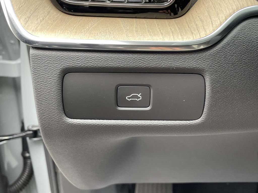 New 2026 Volvo XC60 B5 Plus w/ Protection Package Premier AWD/4WD image 10