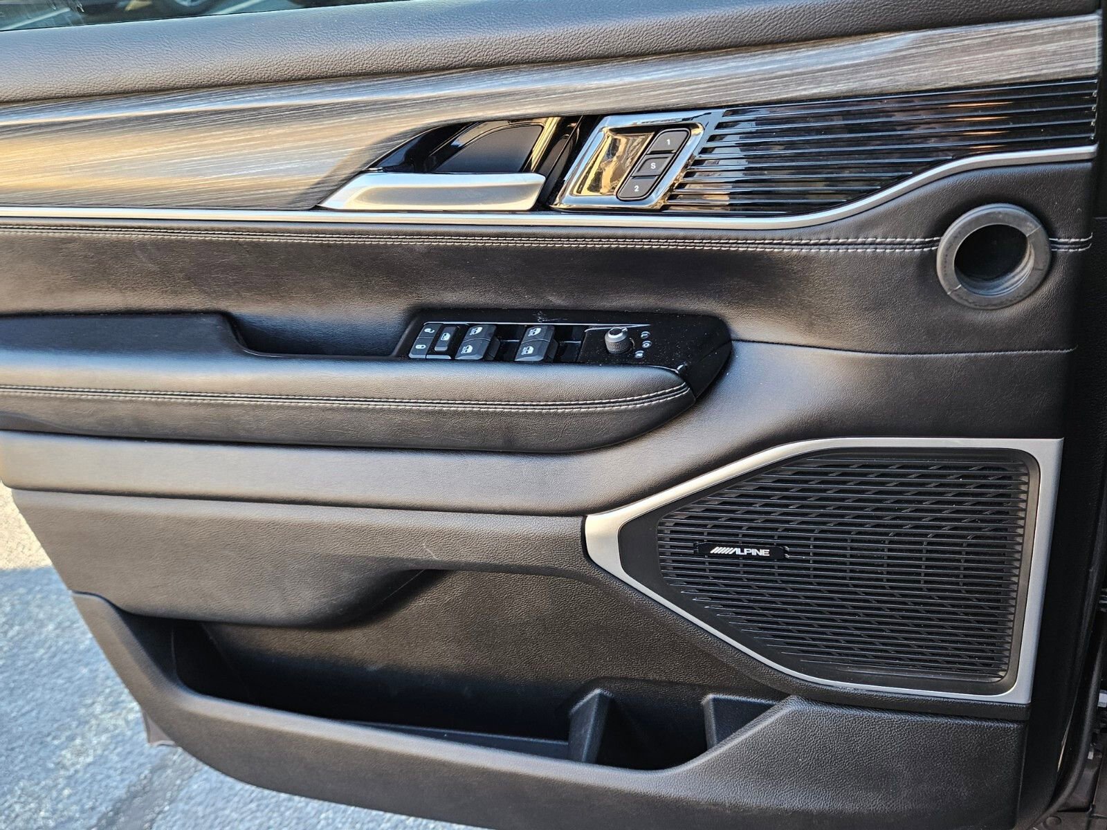 Used 2024 Jeep Wagoneer L Series II w/ Flexible Seating Group image 29