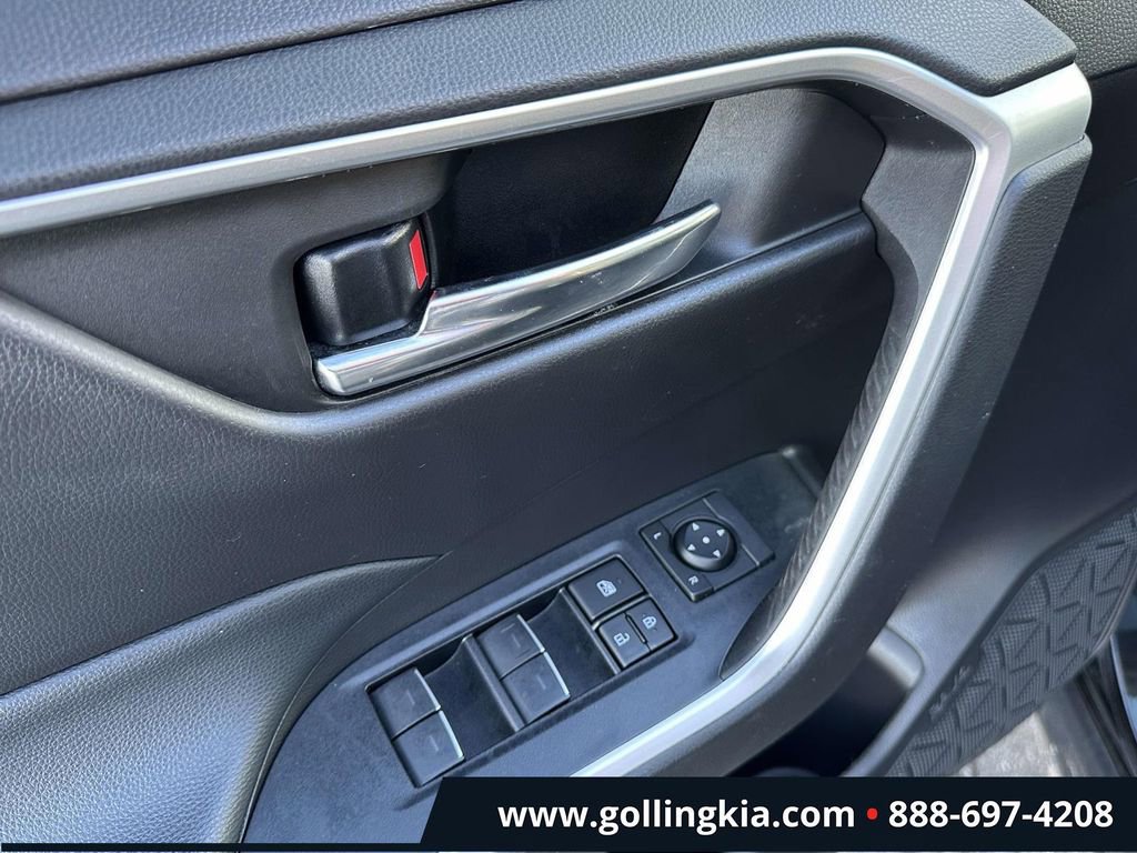 Used 2022 Toyota RAV4 XLE Premium image 16