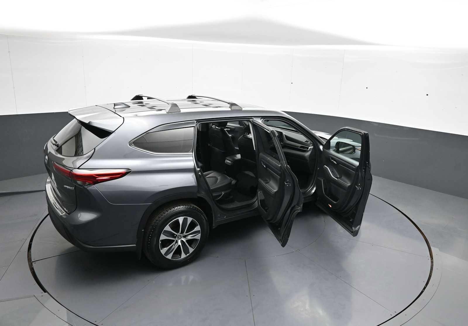Used 2022 Toyota Highlander XLE AWD/4WD image 46