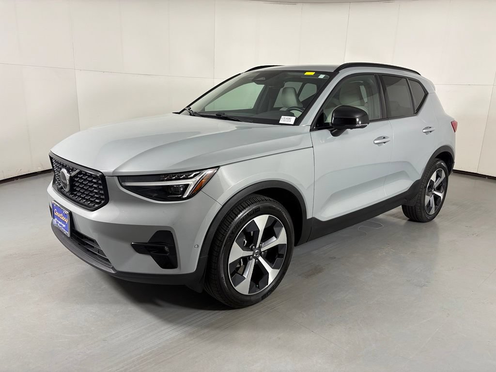 Used 2026 Volvo XC40 B5 Plus AWD/4WD image 4