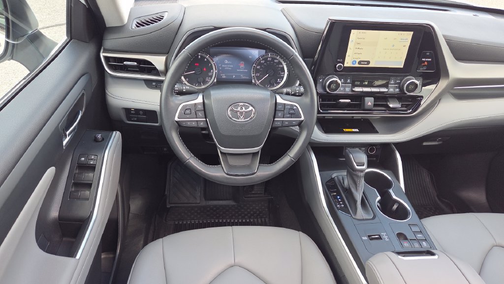 Used 2023 Toyota Highlander XLE FWD image 17