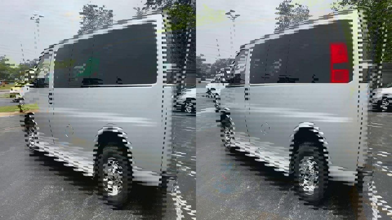 Used 2017 GMC Savana 2500 LT w/ LT Preferred Equipment Group image 6