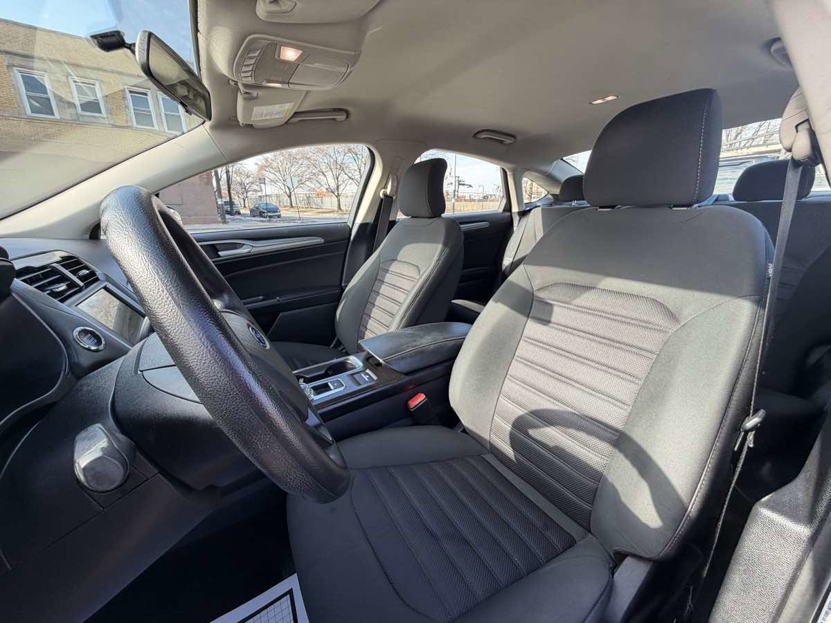 Used 2018 Ford Fusion SE w/ Fusion SE Technology Package image 14