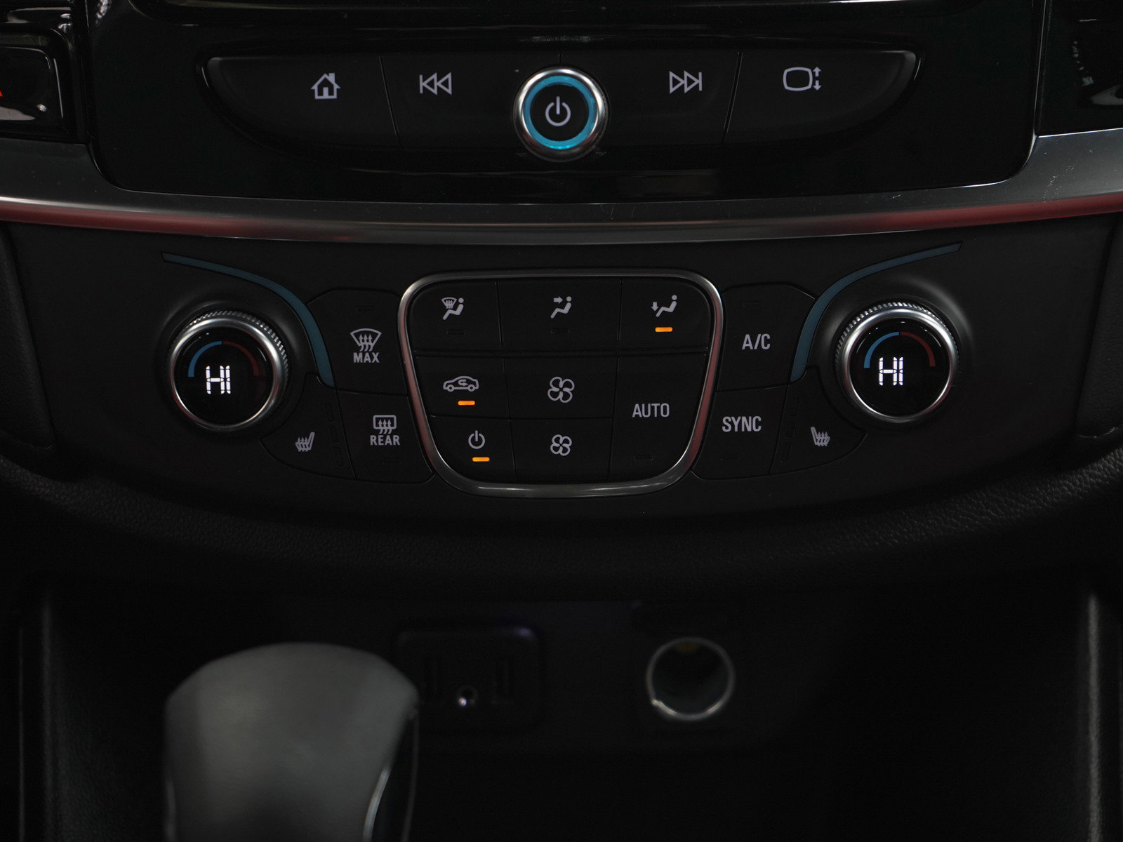 Used 2024 Chevrolet Traverse LT w/ Rear Camera Mirror Package image 22