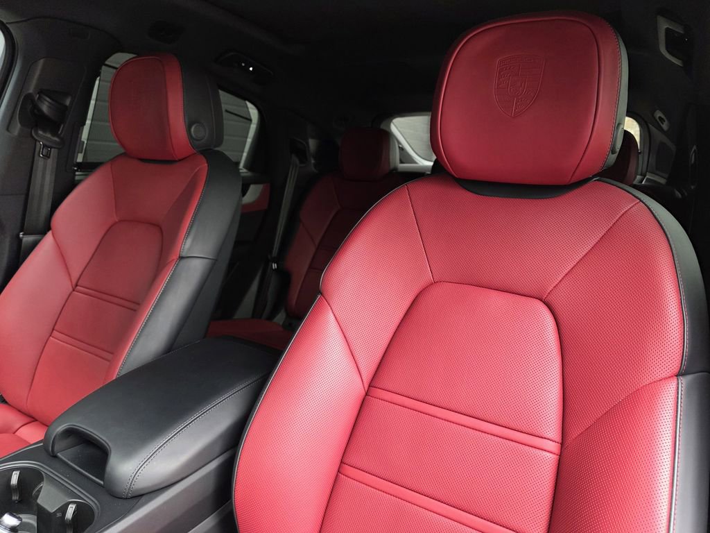 Certified 2025 Porsche Cayenne Coupe image 5