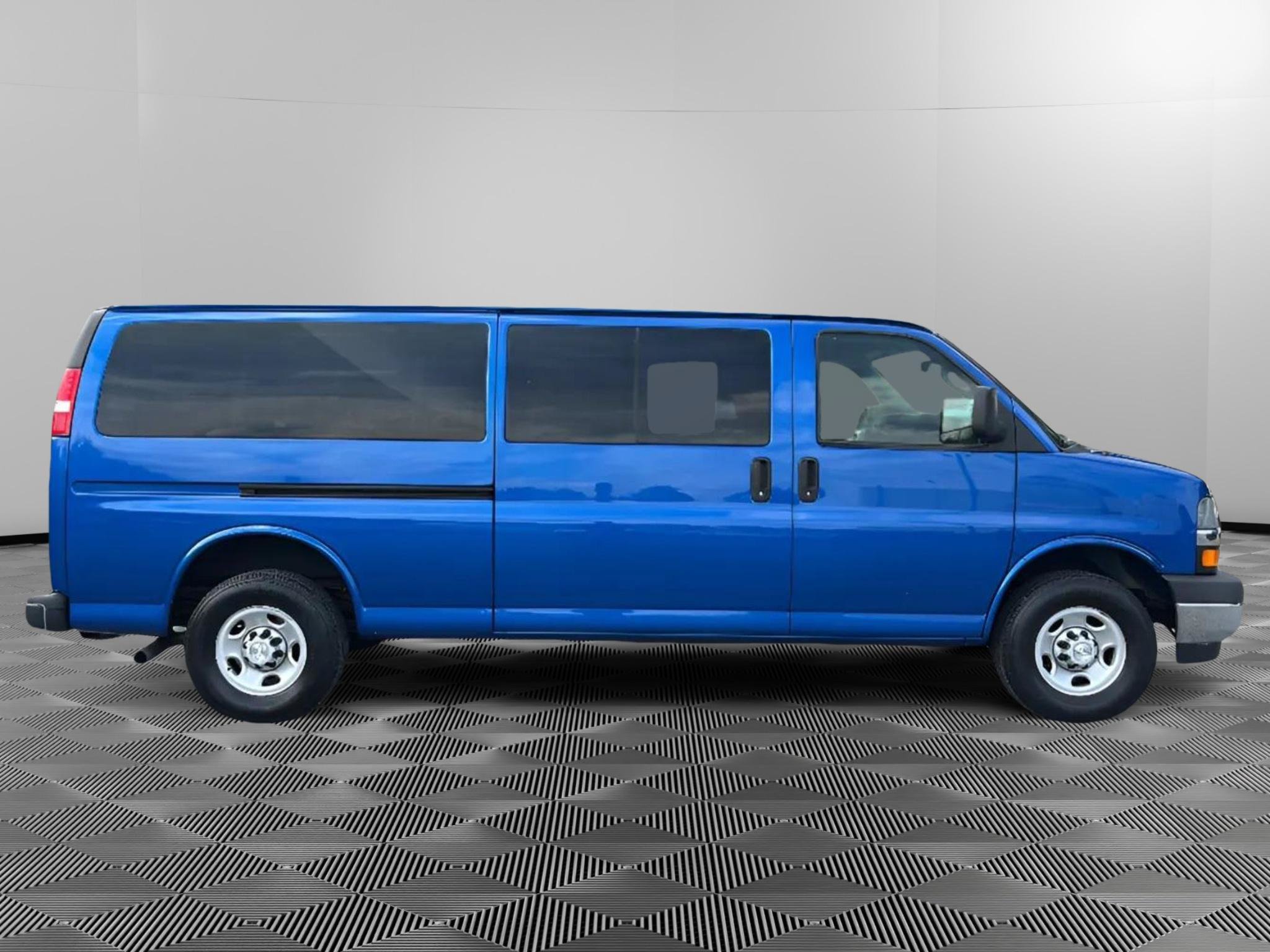 Used 2019 Chevrolet Express 3500 LS w/ Chrome Appearance Package RWD image 6