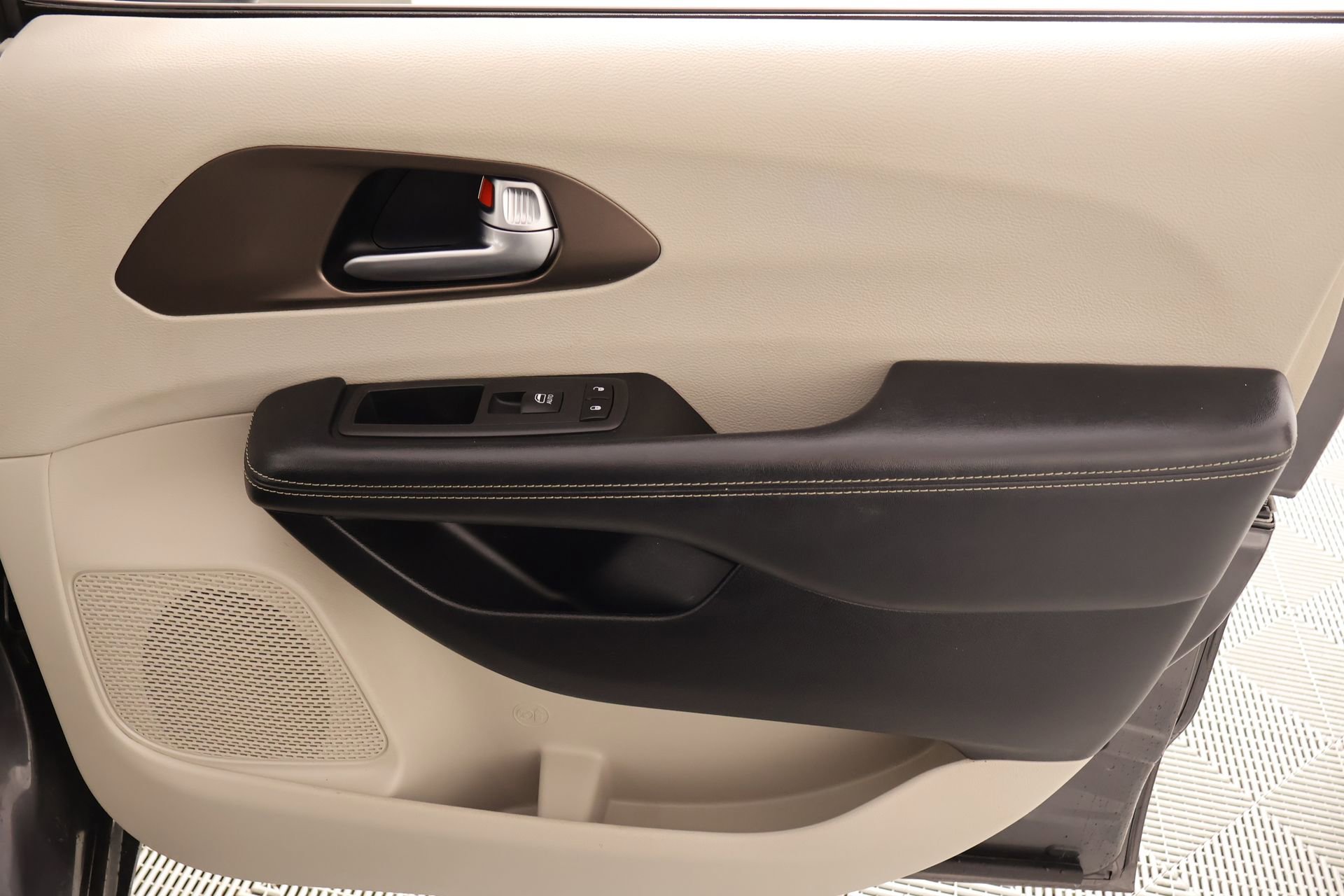 Used 2020 Chrysler Voyager LX image 16